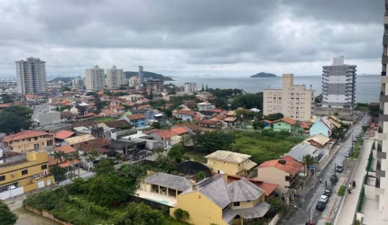 Vista para o mar e lazer completo no Skyline Confort Club!