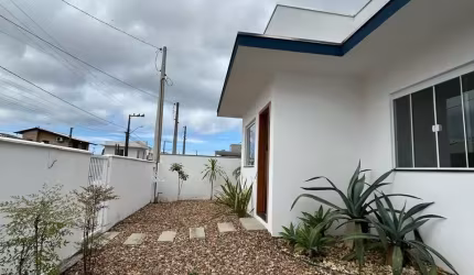 Casa aconchegante com suíte e amplo terreno em Balneário Piçarras!