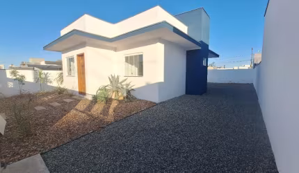 Casa aconchegante com suíte e amplo terreno em Balneário Piçarras!