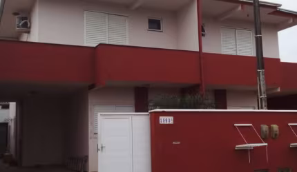 Sobrado mobiliado em Balneário Piçarras – 2 suítes e 130m²!