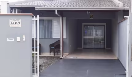 Casa semi mobiliada a poucos metros do mar em Piçarras