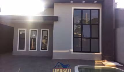 Linda Casa com 3 quartos com Piscina