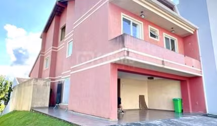 Triplex 302m² à venda 5 quartos, lareira, churrasqueira, 4 vagas de garagem no Condomínio Recanto das Andorinhas Bairro Braga São José dos Pinhais