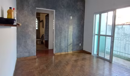 Sobrado com 60m², 01 quarto, 01 VG, rua Francisco paulo 62