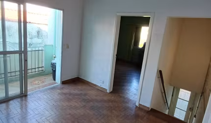 Sobrado com 60m², 01 quarto, 01 VG, rua Francisco paulo 62