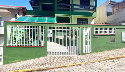 Casa com excelente localização, à 500m da praia de Zimbros - Bombinhas