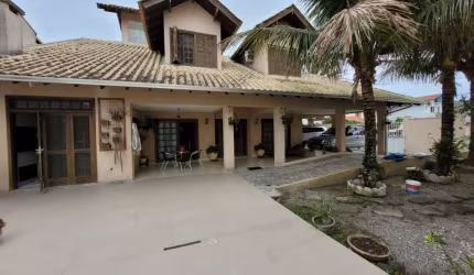 Casa com 4 Suítes à venda, no bairro de Bombas, Bombinhas