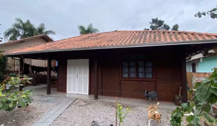 Casa com 2 dormitórios à venda no bairro José Amândio, Bombinhas