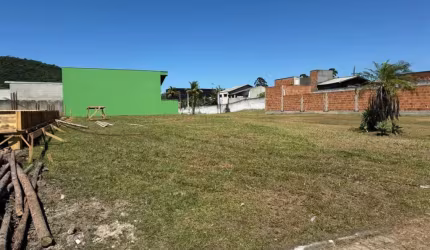 Terreno à venda, 360 m², ótima localização no bairro Zimbros, Bombinhas.