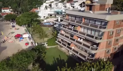 Excelente apartamento pé na areia, no centro de Bombinhas