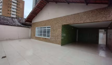 OPORTUNIDADE. CASA ISOLADA, 100M DA PRAIA, 3 DORM,4VGS, EDÍCULA C/ BANHEIRO.