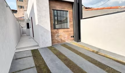 Linda casa nova  pronto para morar 90 m2 de area construida 02 Dormitorios
