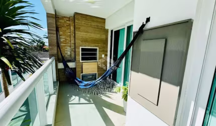 Apartamento SEMIMOBILIADO com vista panorâmica de 3 dormitórios, sendo 2 demisuítes, 2 vagas de garagem no bairro João Paulo em Florianópolis/SC.