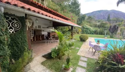 Sobrado para venda tem 568 metros quadrados com 6 quartos em Parque do Imbui - Teresópolis - RJ