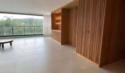 Espaçoso apartamento em prédio cobiçado na Cidade Jardim