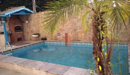 Sobrado com 300 m² com 4 dormitórios, sendo 1 suite, piscina, churrasqueira, 4 vagas de garagem