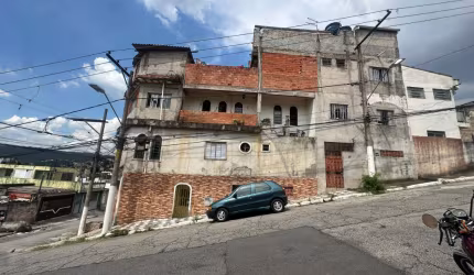 Imóvel com 6 casas no terreno