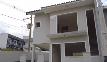 Casa de esquina com 3 dorm (1 suíte) + lavabo e vaga para 3 carros!