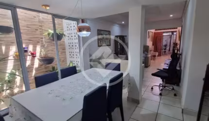 Casa solta nas laterais com 2 pequenos flats - Manaíra