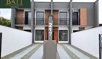 Sobrado geminado à venda, bairro Paranaguamirim: 02 quartos, 1 sala, 02 vagas de garagem e espaço nos fundos com 10m de terreno.