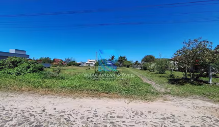 Terreno de esquina com rua de passeio, 350metros da beira mar.
