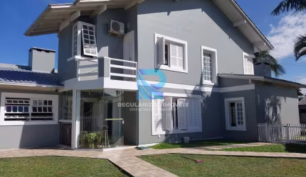 Magnífica Casa de Alto Padrão no centro de Torres-RS