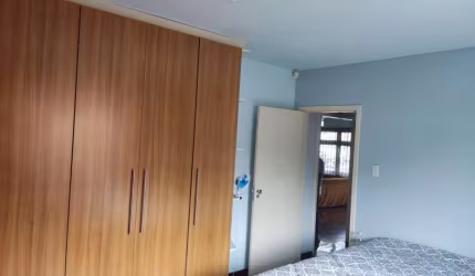 Casa com 03 dormitórios e edícula em Olarias