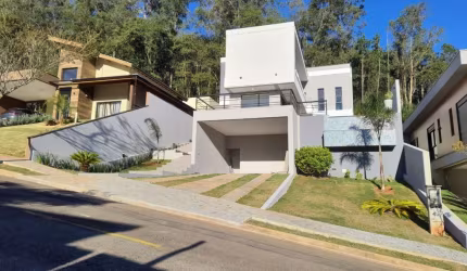 Linda  Casa à Venda no Condomínio Quintas da Boa Vista com 3 suítes e 4 vagas de garagem Atibaia / SP– Atibaia/SP