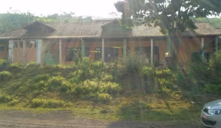 Vende-se  terreno com prédio e galpões na BR-040, em Congonhas