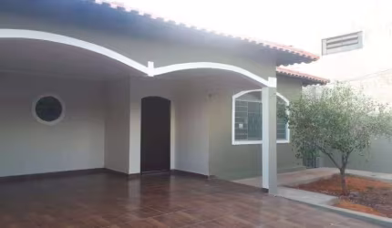 Casa Terrea - com 3 Quartos e 1 Apartamento - Bairro Joquei Clube