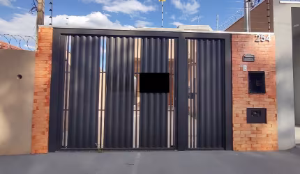 Linda casa com armários na cozinha e possibilidade de entrada reduzida