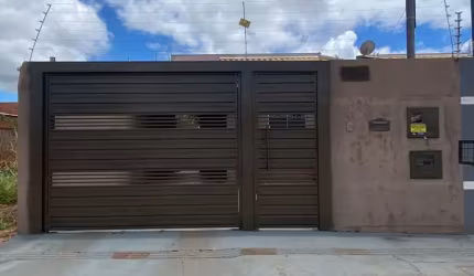 Casa com edícula e energia fotovoltaica