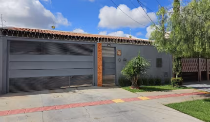 Vendo casa com 3 suítes e piscina ótima localização