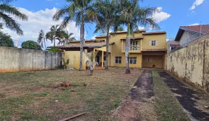 Terreno de esquina com área total de 1487 metros