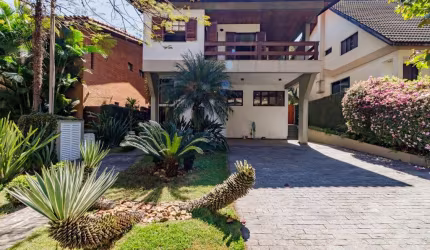 Casa em condomínio para venda com 4 quartos, sendo 2 suítes, 285m²