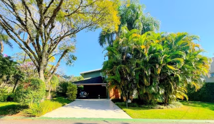 Casa em condomínio para venda com 4 quartos, sendo 3 suítes, 458m²