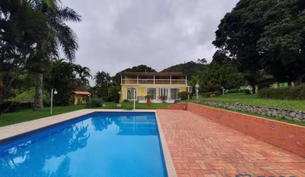 Chácara com 3 quartos, sendo uma suíte, à venda por R$ 990.000 - Granjas Guarujá - Juiz de Fora/MG