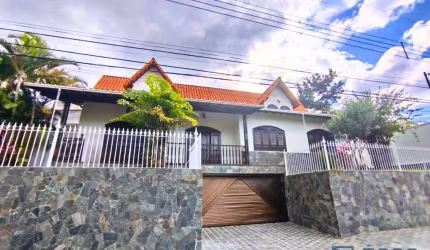 Casa com 5 quartos, sendo 2 suítes para alugar por R$ 5.850/mês - Bom Clima - Juiz de Fora/MG