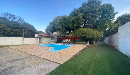 'Linda chácara' em ótima localização, com duas casas interligadas, Primeira com 1 dormitório, 1 escritório, wc, cozinha, sala. Segunda casa com 1 dormitório, sala, 1 wc, cozinha, toda avarandada, com 