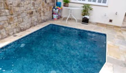 Sobra com 3 dormitórios  City Pinheirinho com piscina