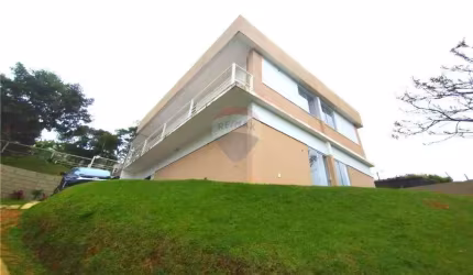 Casa de Alto Padrão em Condomínio Fechado