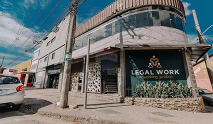 Espaço sala ou salão Comercial em JF para  locação. Espaço Moderno ideal para escritórios ou salão de festas .