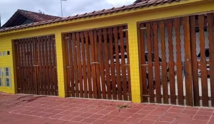 Excelente casa térrea em condominio  74 metros uteis. 2 quadras da praia.