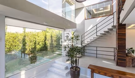 Linda casa em condominio fechado no Cacupé!