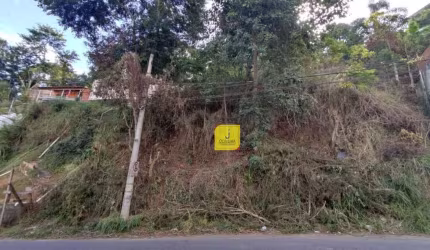 Terreno em aclive, de 600m², na parte central do Bairro Bandeirantes., com escritura e registro.