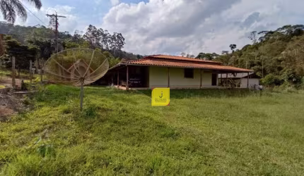 Granja toda plana, com 3.000m², e casa de telhado colonial de 3 quartos, no Granjeamento Varginha (BR-040 - Km 780).