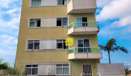 Amplo apto de 2 quartos com varanda e garagem em ótima localização no São Pedro