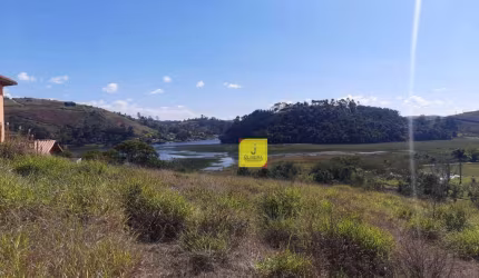 Belo terreno em aclive com vista para represa.