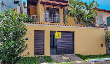 Casa com 2 quartos (suíte), espaço gourmet e 2 vagas em Condomínio ao lado da UFJF