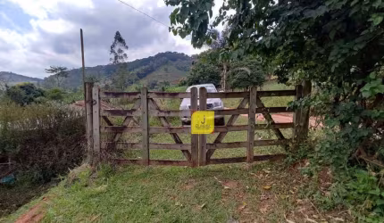 Excelente Sítio, todo plano, c/ 10.000 m² (1 hectare). Com casa simples de 2/4 (Porém, de lage), 3 açudes, e 2.000 pés de frutas - em Penido (BR-267).
